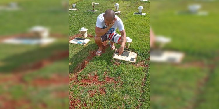 Pai de João Miguel deixa a Papuda e se despede do filho no cemitério. Veja vídeo