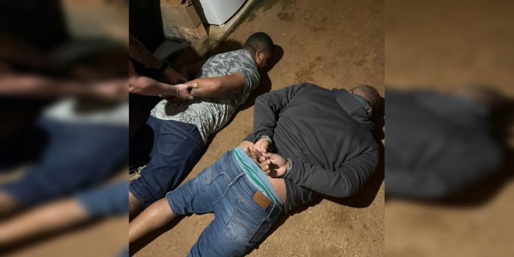 Após briga em bar, pai e filho tentam matar homem com garrafa de vidro. Veja vídeo