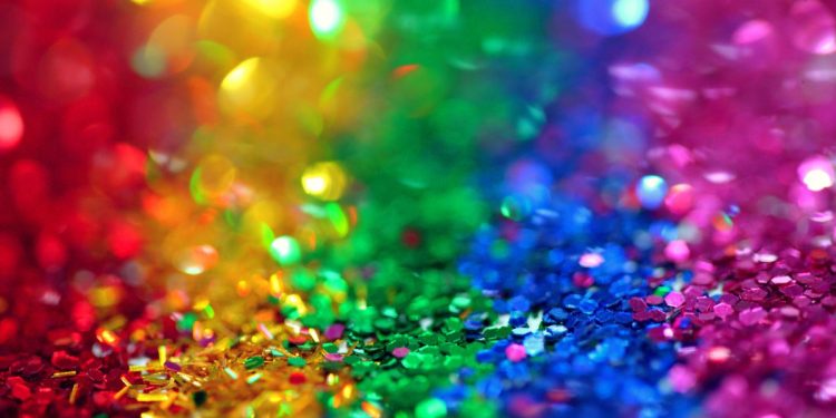 Vai de glitter? Dermatologista ensina como proteger a pele no Carnaval