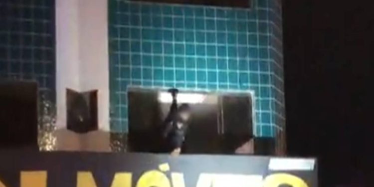 Suspeito de estupro tenta fugir pelo telhado, mas é preso pela PM
