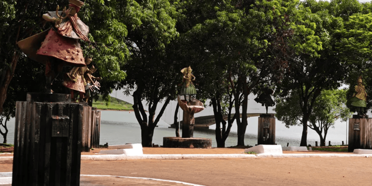 Praça dos Orixás, às margens do lago, terá novas estátuas até setembro