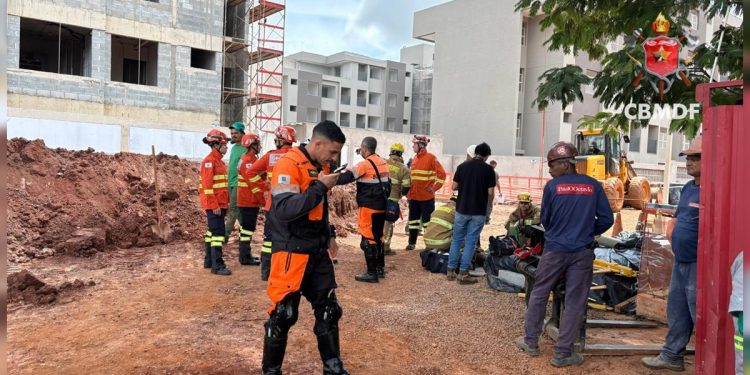 Trabalhador fica ferido após desabamento em canteiro de obras no DF. Veja vídeo