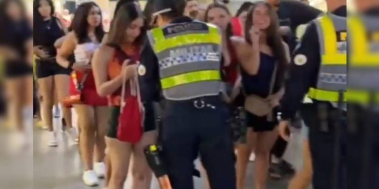 Revista da PMDF apreende tesouras, garrafas e perfumes no Carnaval. Veja vídeo