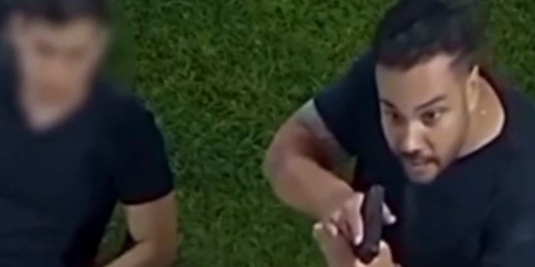 “São casal?”: Quem é e quanto ganha servidor da PF que apontou pistola para homem