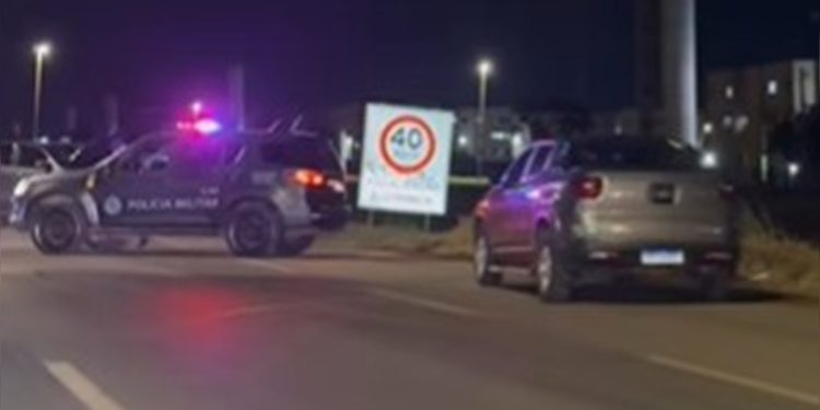 Homem rouba Hilux e é preso após fuga, tiros e acidente na DF-001