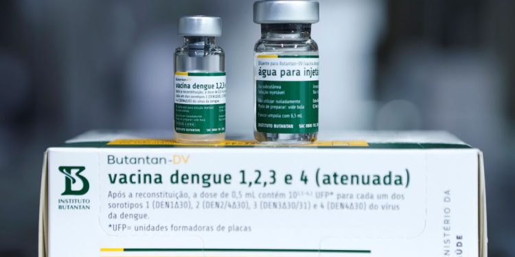 DF recebe vacina da dengue em dose única e inicia imunização