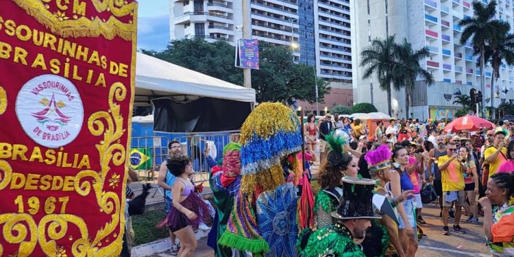 Bloco Vassourinhas de Brasília leva frevo e maracatu ao Carnaval do DF. Veja vídeo