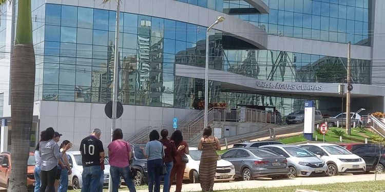 “Queremos um milagre”: amigos oram por adolescente agredido por piloto. Veja vídeo