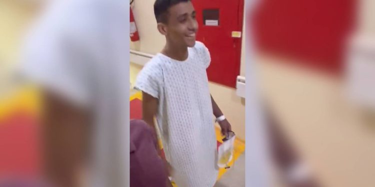 Um mês após ser baleado por PMs ao sair de cinema, jovem volta a andar. Veja vídeo