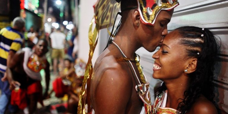 Doença do beijo: infectologista explica como se proteger no Carnaval