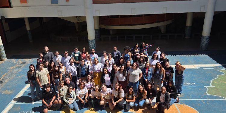 Projeto Inglês na Estrutural está com inscrições abertas para voluntários no DF