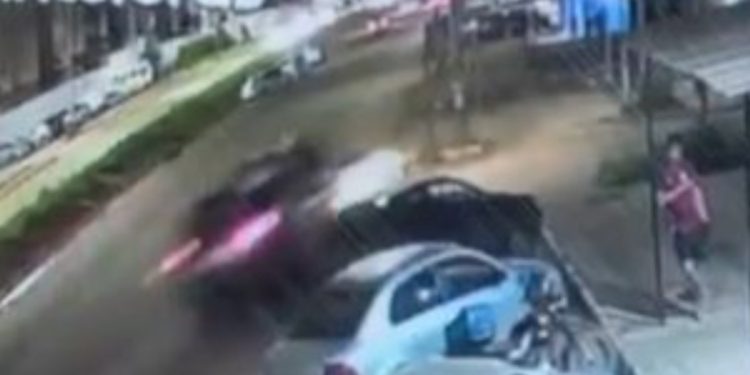 Câmera de segurança registra batida de viaturas que feriu cinco PMs. Veja vídeo