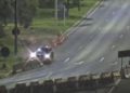 Imagens mostram momento exato em que carro bate em obra no Eixão. Veja vídeo