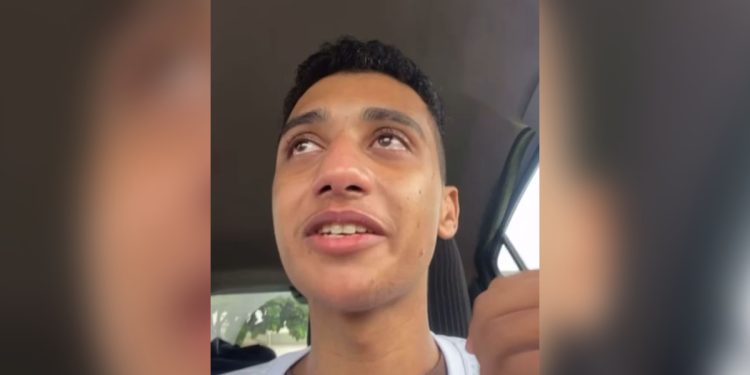 Jovem baleado por PM é recebido por família e amigos após alta. Veja vídeo