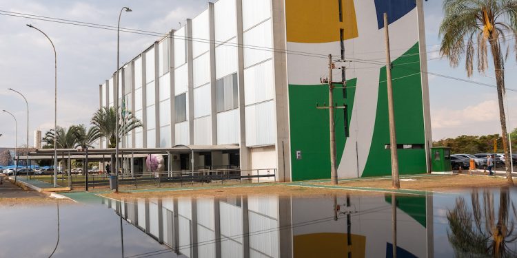 Ibaneis encerra mandato com edital de Vicente Pires: “Fiz a maior regularização da história do DF”