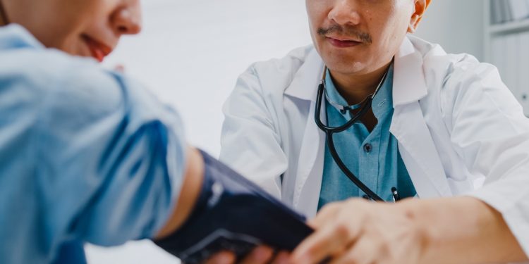 Cardiologista alerta: infarto feminino pode ocorrer sem dor no peito