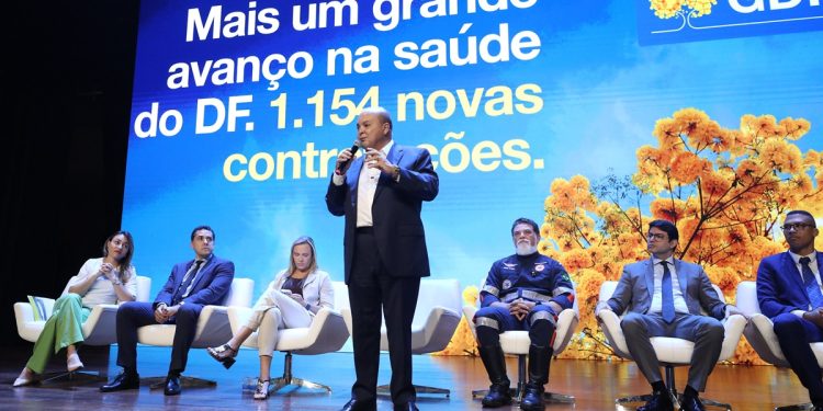 Ibaneis nomeia mais de 1,1 mil servidores da Saúde do DF