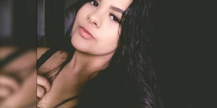 Homem que matou namorada com facadas na frente do filho é condenado