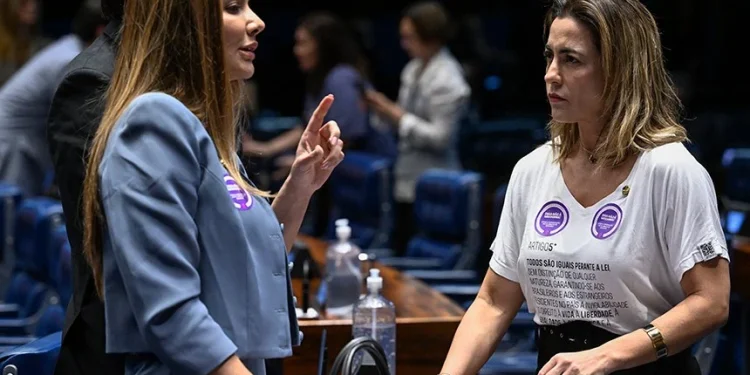 Lei que criminaliza misoginia é aprovada no Senado sob ataques nas redes