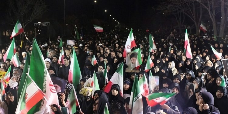 No Irã, maioria se opõe ao regime mas não confia em Israel nem nos Estados Unidos