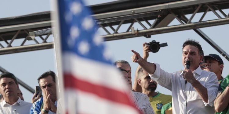 O “moderado” Flávio Bolsonaro pediu intervenção dos EUA nas eleições