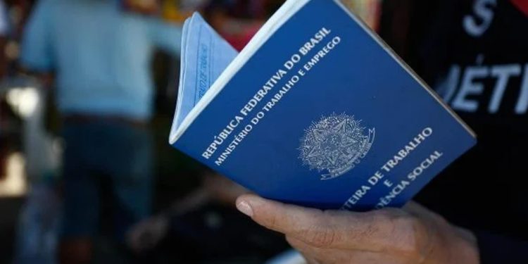 DF fecha a semana com 684 vagas; salários chegam a R$ 3,7 mil