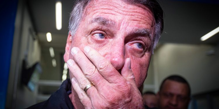 Médico de Bolsonaro foi acionado às pressas para atender ex-presidente