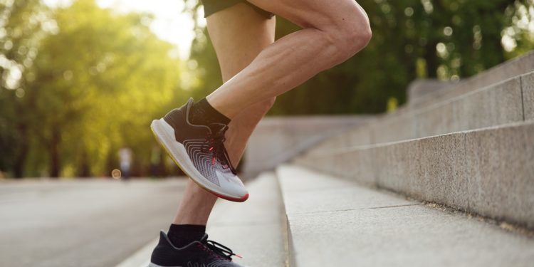 Neurologista explica por que treinar pernas pode ajudar o cérebro