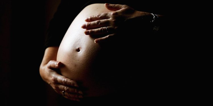 Homem ataca companheira grávida após recusa da vítima em comprar droga