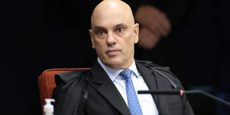 Moraes determina desbloqueio de bens e contas de PM absolvido pelo 8/1
