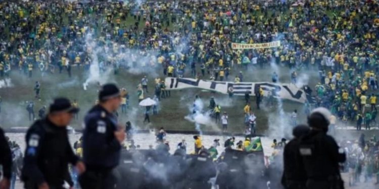 Moraes encerra processo de dois dos cinco PMs condenados pelo 8/1