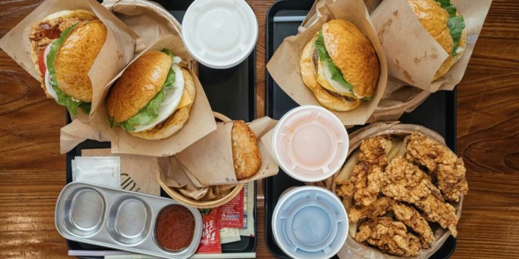 Excesso de ultraprocessados pode afetar fome e saciedade em jovens