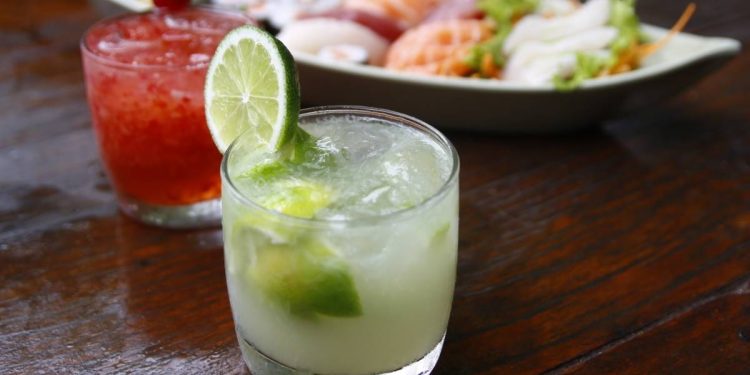 Ambulante é preso em banheiro após cobrar R$ 2,5 mil em caipirinha para turista