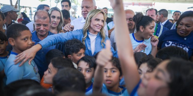 Celina assinará reajuste de diretores, vice e secretários de escolas