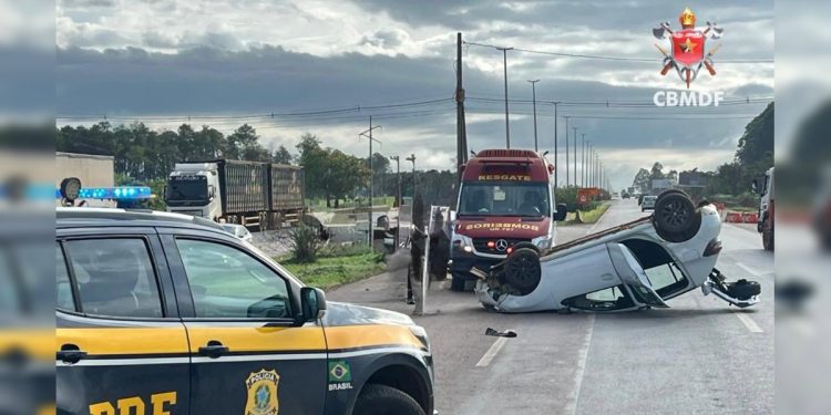 Dupla fica ferida após carro capotar em rodovia do DF