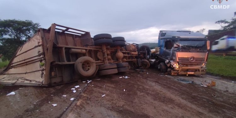 BR-060: colisão de carretas deixa motorista com braço quase arrancado. Vídeo