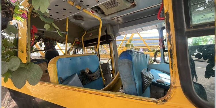 Acidente com ônibus escolar no DF: alunas foram retiradas pela janela. Veja vídeo