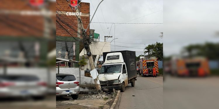 Moradores ficam sem energia após caminhão bater em poste em Vicente Pires