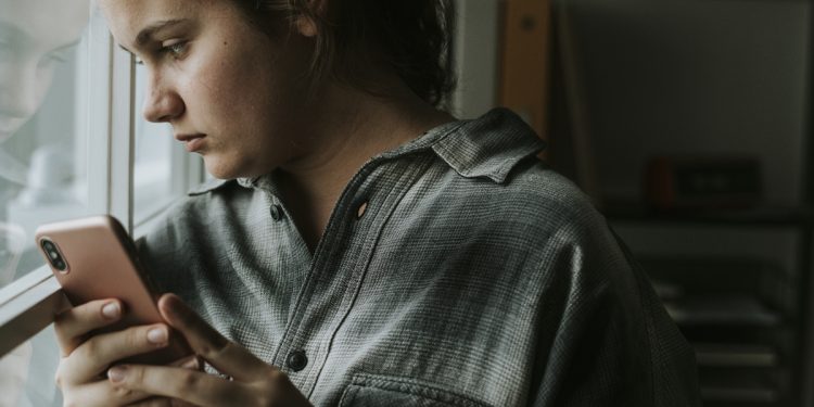 Uso excessivo das redes sociais eleva risco de depressão em jovens