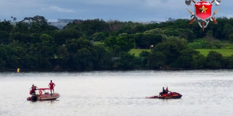 Bombeiros fazem buscas por homem que se afogou no Lago Paranoá