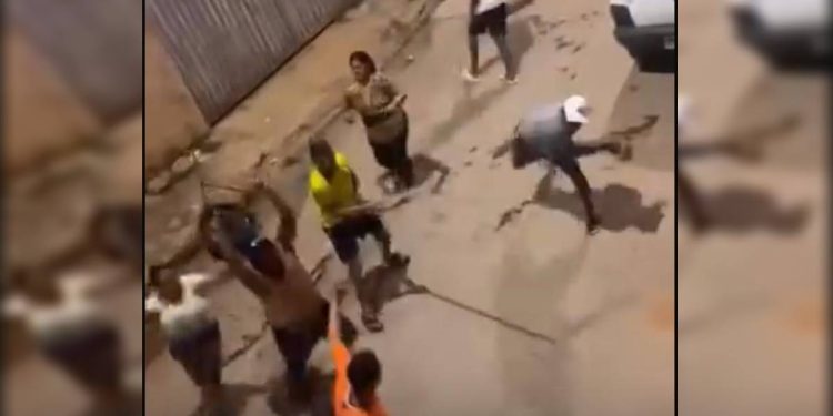 Churrasqueira e facão: homem é espancado por 5 pessoas no meio da rua