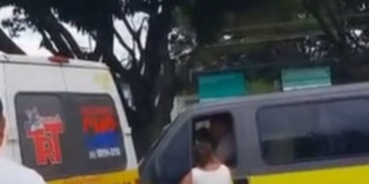 Com taco de beisebol, monitora de transporte escolar aterroriza motoristas de vans no DF