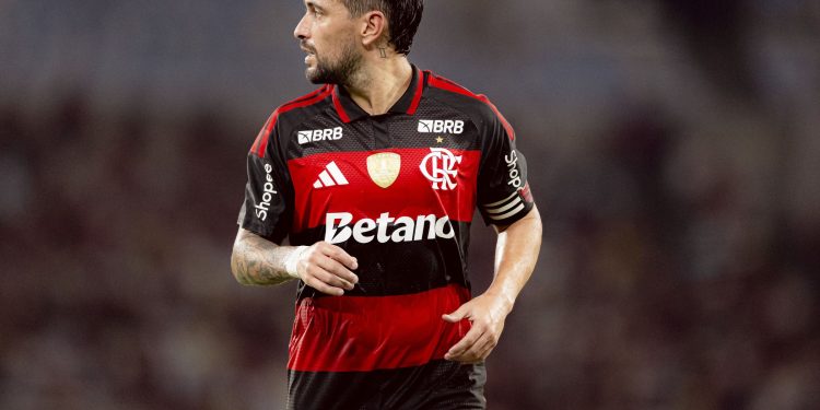 BRB aumenta patrocínio do Flamengo para R$ 42 milhões, mas marca ficará escondida na camisa