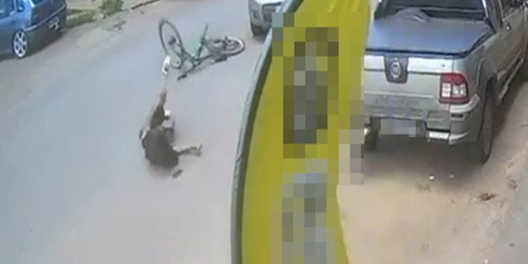 Vizinho de mulher roubada recupera celular após atropelar ladrão. Veja vídeo