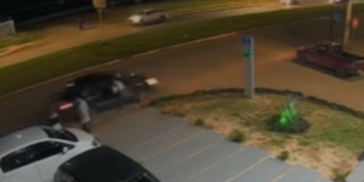 Motorista atropela mulher em via e foge; estado da vítima é gravíssimo. Veja vídeo