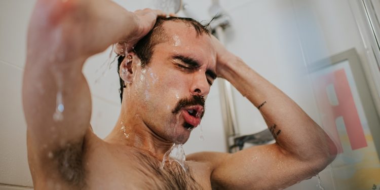 Ficar sem banho aumenta riscos de infecções, alerta dermatologista