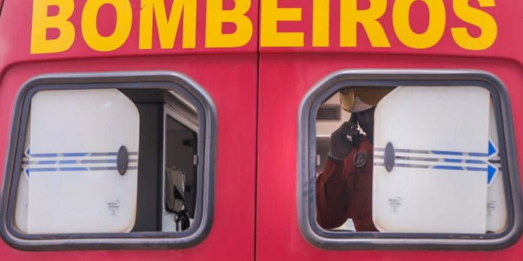 Bombeiros usam drone e cães farejadores em busca de idoso desaparecido