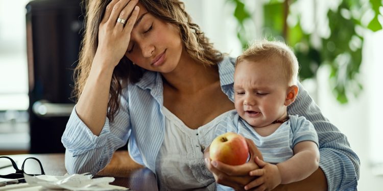 Psicólogo alerta para sinais de burnout materno e quando buscar ajuda