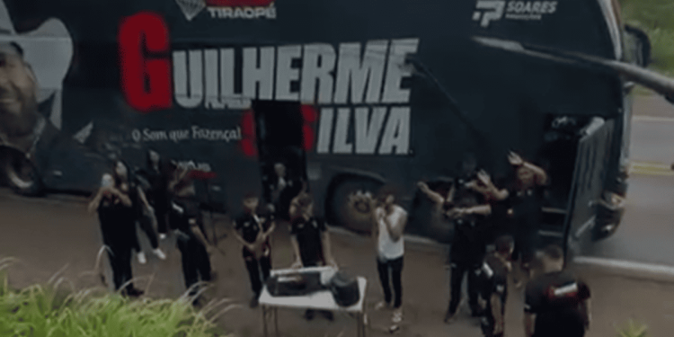 Caminhão tombado faz cantor descer de ônibus e fazer show em rodovia. Veja vídeo