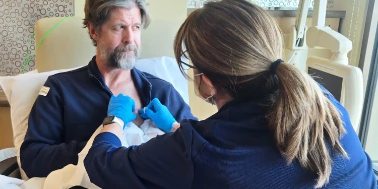 Homem recebe diagnóstico de câncer de mama no dia do aniversário